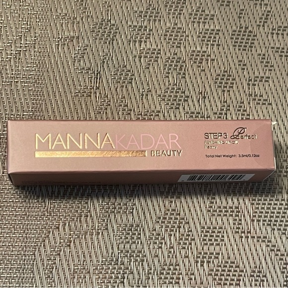 [Manna Kadar] Renewing Lip Oil - Picture 3 of 3